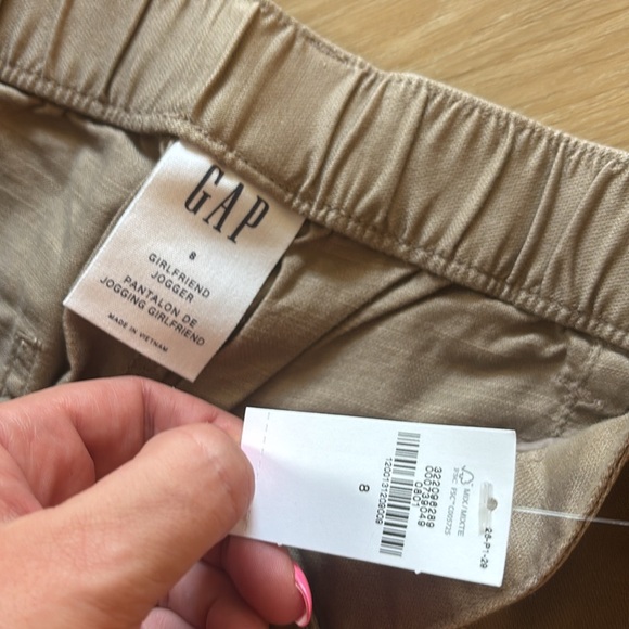 NWT GAP Women's Khaki Girlfriend Cargo Jogger size 8 - Picture 2 of 3